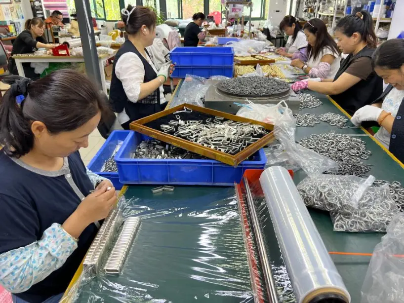 Perhiasan Kunyu Rampungake Kiriman 12.000 Set Rantai & Gelang Kuba Kuba menyang Amerika Utara