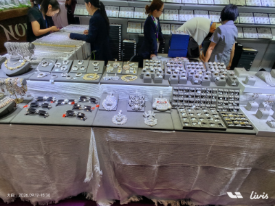 Tim Desain Perhiasan Kunyu Ngunjungi Pameran Perhiasan Fashion SEASONS ing Hong Kong Tim Desain Perhiasan Kunyu Ngunjungi Pameran Perhiasan Fashion SEASONS ing Hong Kong