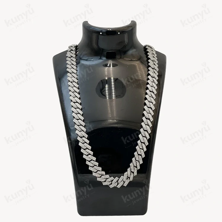 Saben dina Nganggo Kuuban Link Chain